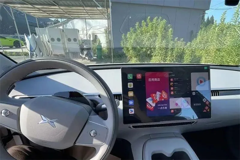 توجد هنا صور تجسسية داخلية لـ XPENG MONA M03، تركز على البساطة، على غرار Tesla Model 3