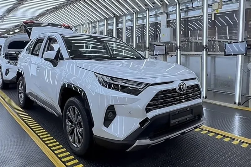 بدءًا من 23,915 دولارًا أمريكيًا، سيتم طرح سيارة تويوتا RAV4 الجديدة للبيع