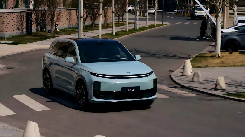 الصور الرسمية للمثالية الجديدة L6 ستظهر لأول مرة في معرض شنغهاي للسيارات. سوف تتبنى LIDAR جديد تمامًا ولديه رقاقة تمت ترقيتها.